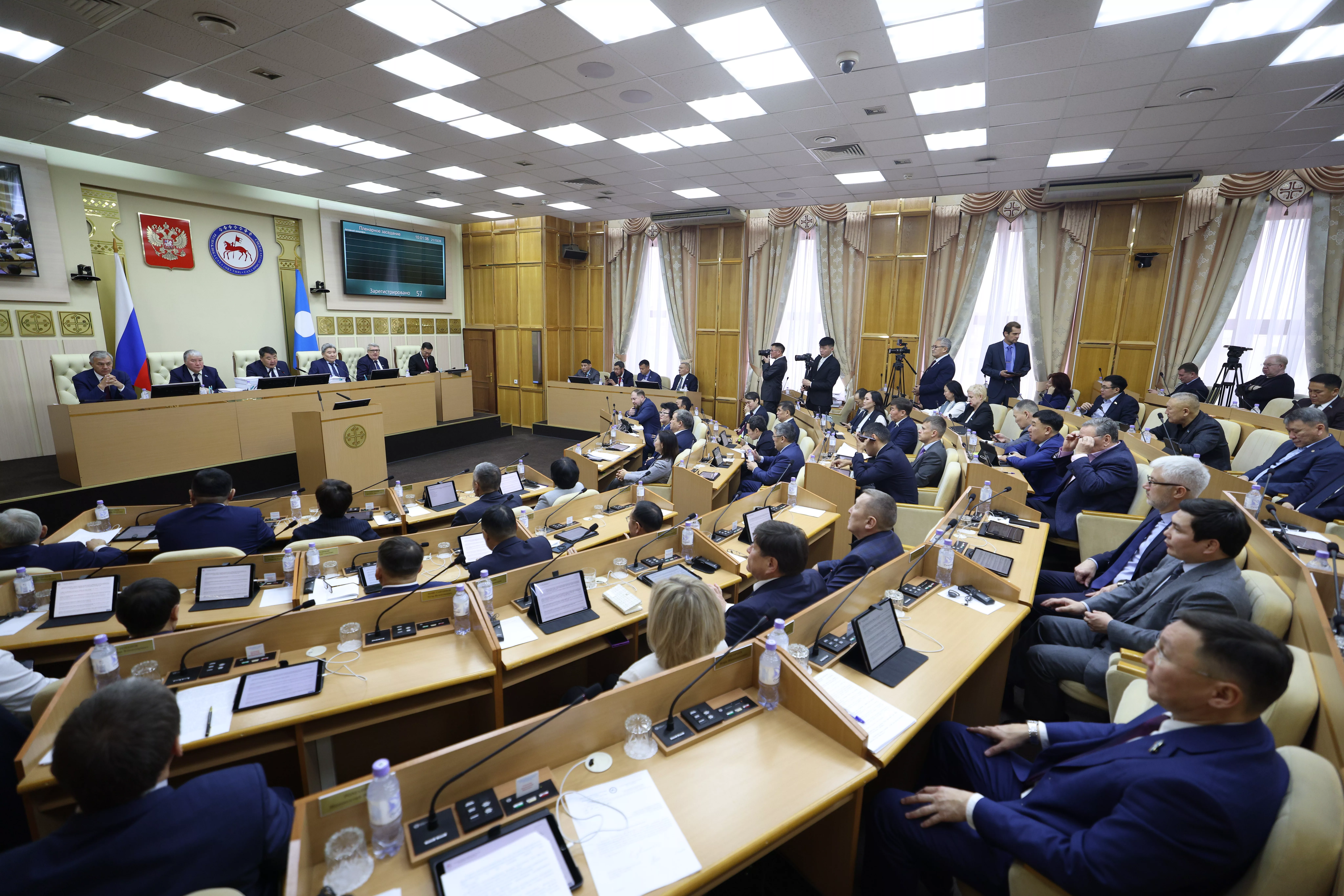 Началось двадцатое пленарное заседание парламента Якутии