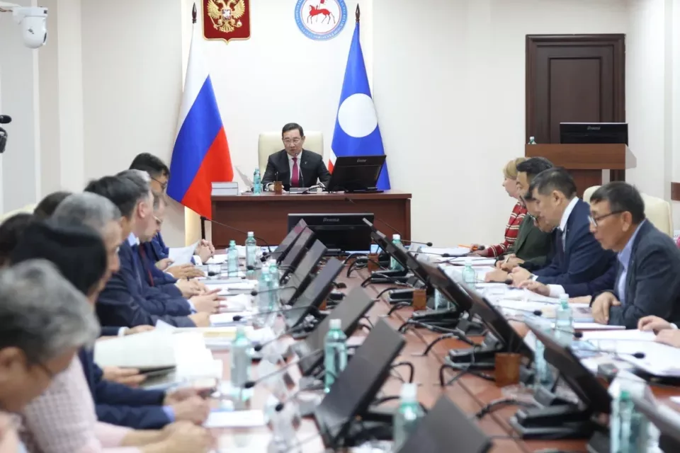 Айсен Николаев провел заседание попечительского совета отделения РГО в республике