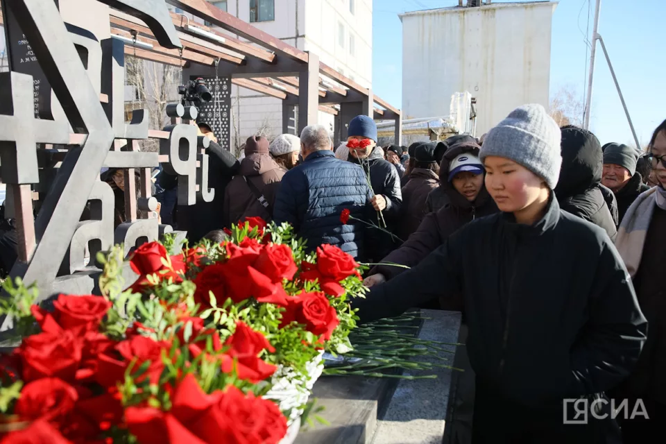 Якутяне возложили цветы к памятнику выдающемуся педагогу Михаилу Алексееву