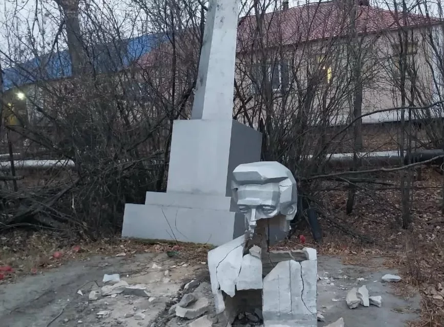 В Зырянке в ДТП поврежден бюст Василия Котенко