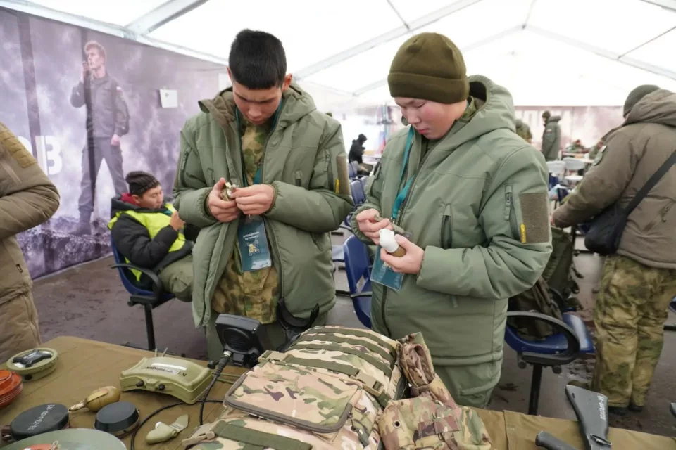 На полигоне «Сулус» развернули выставку Центра «Воин»