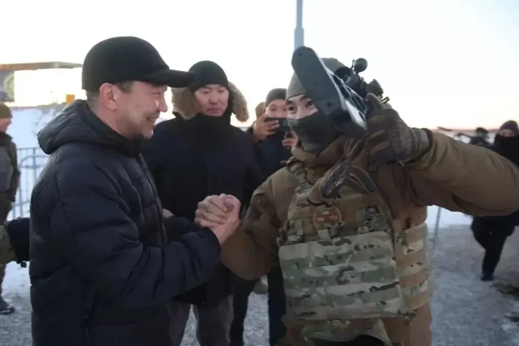 Стрелков с рекордом поздравил глава Якутии Айсен Николаев/Фото Андрея Сорокина, ЯСИА