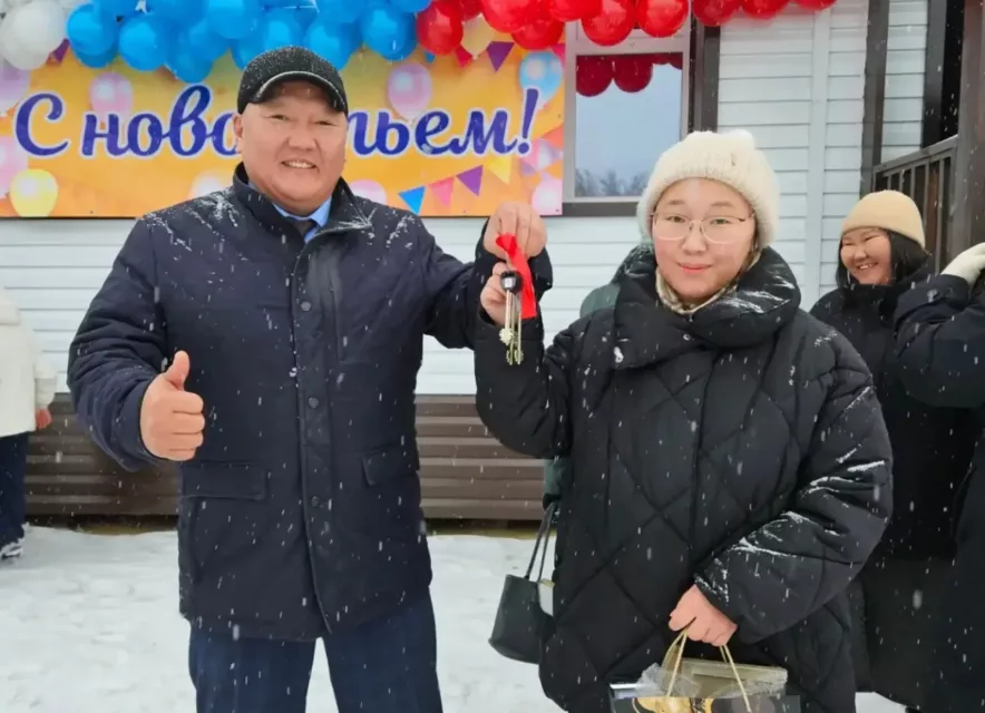 В селе Тулуна Усть-Алданского улуса врач получила ключи от новой квартиры