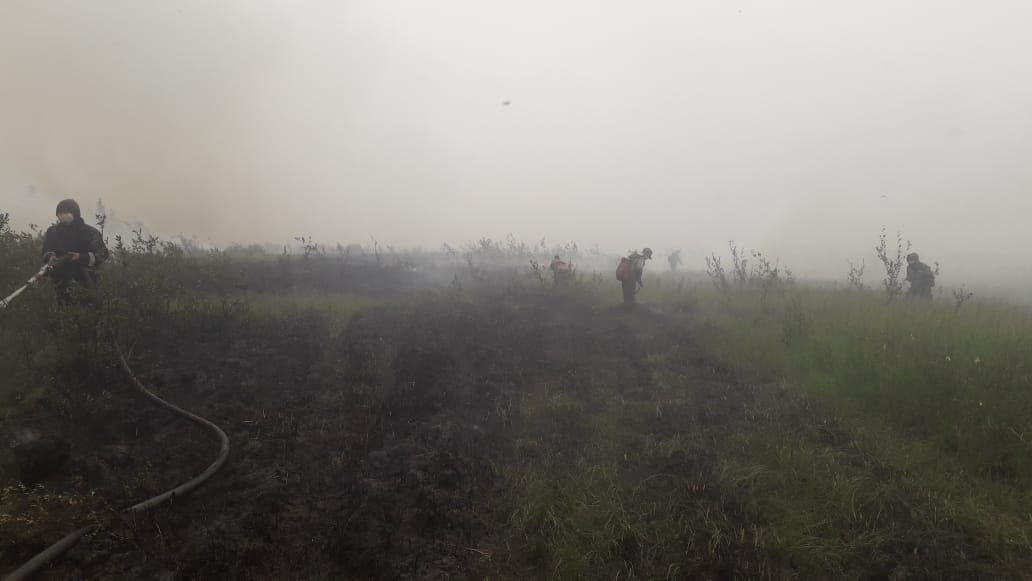 В селе Эбях Среднеколымского района пожар усложнен горением торфа под землей
