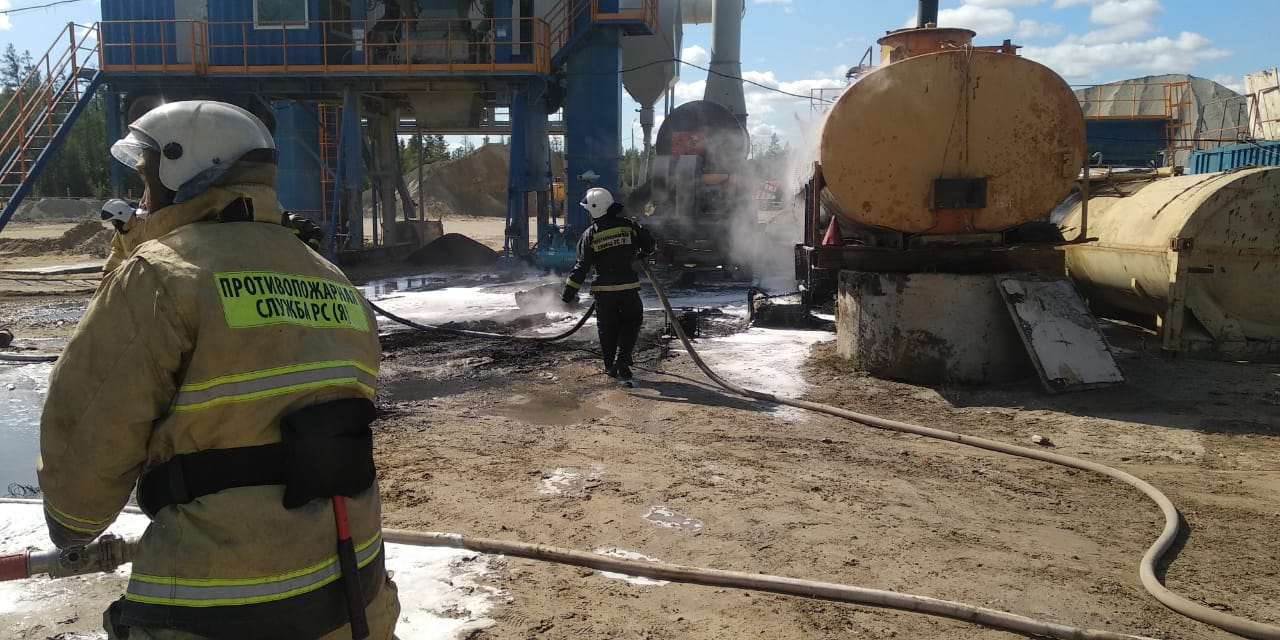 В Якутии пожарные потушили загоревшийся КамАЗ с дизельным топливом