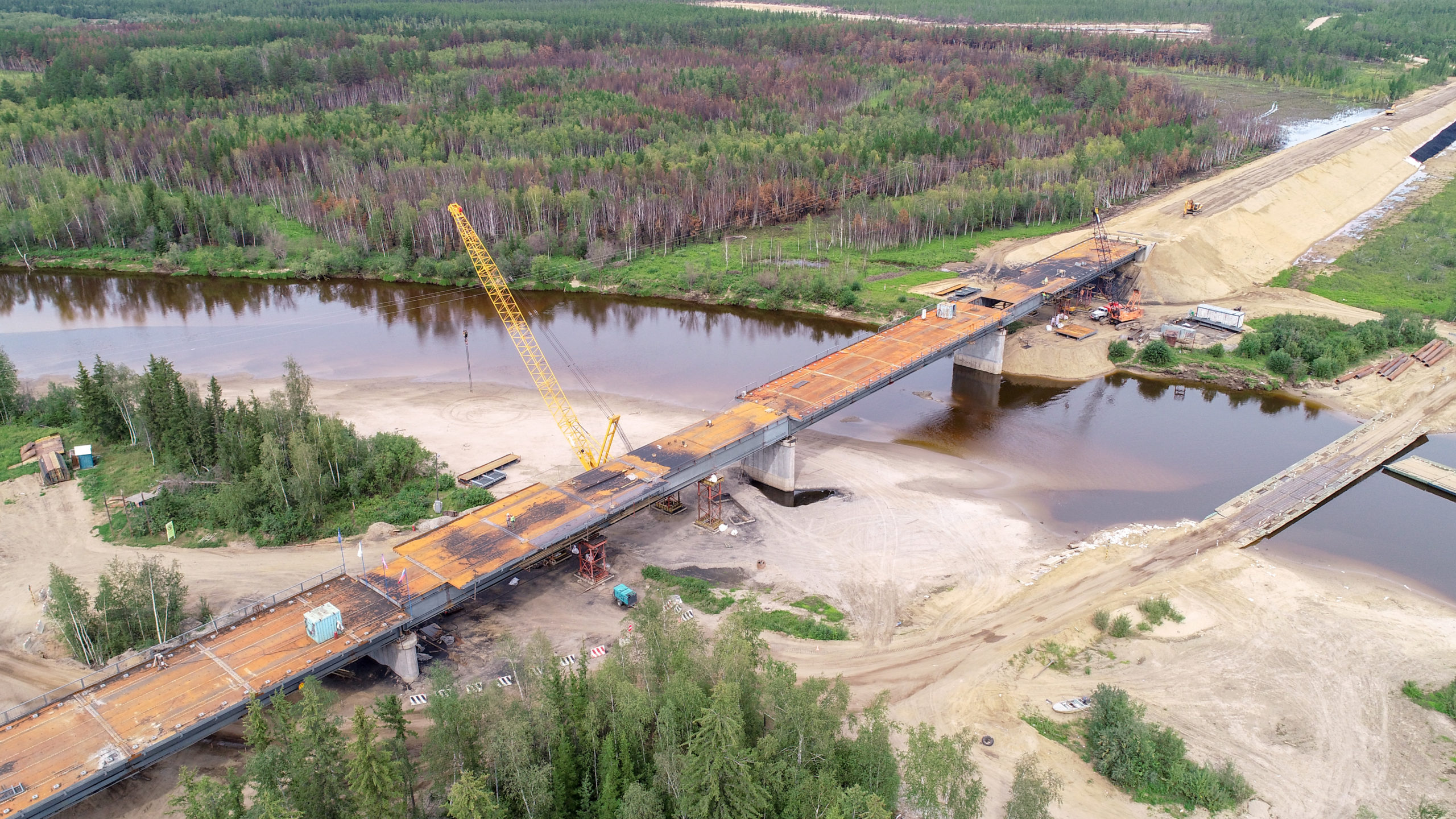 Завершаются работы по монтажу пролетных строений моста через реку Тюкян в Якутии
