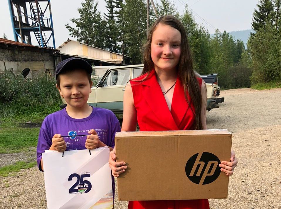Семья Филковых из Томмота получила ноутбук в подарок от акционерной компании «Железные дороги Якутии»