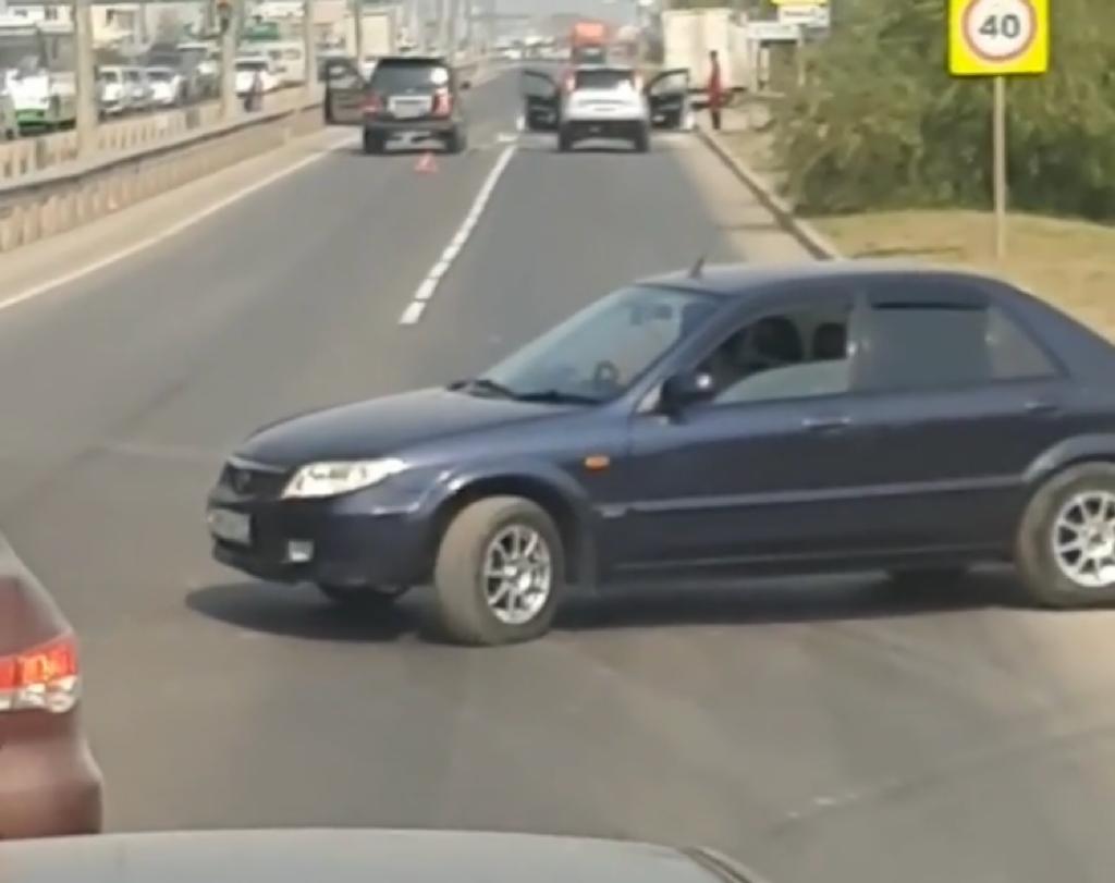 В Якутске образовалась автомобильная пробка из-за двух ДТП по дороге в аэропорт