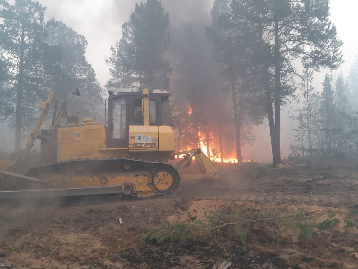 Сахатранснефтегаз: Продвижение лесного пожара у поселка Кысыл-Сыр остановлено