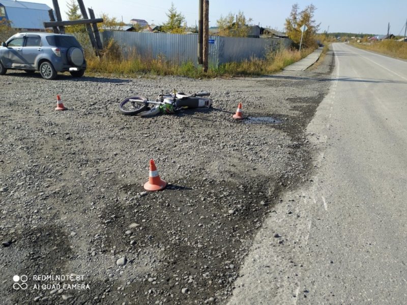 В Якутии злостный нарушитель на мотоцикле врезался в легковой автомобиль