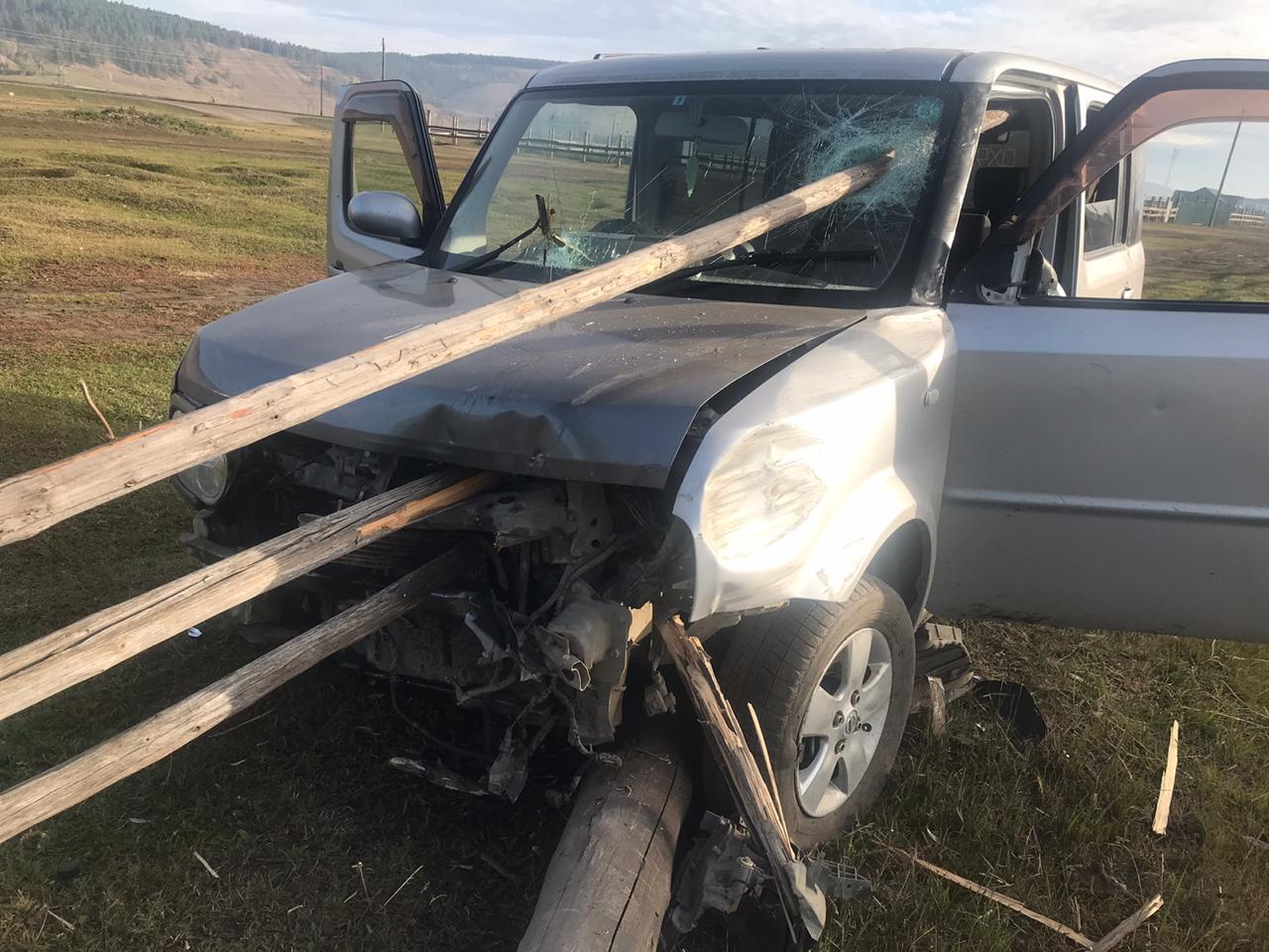 В Якутии пьяный водитель въехал в забор. Пассажир получил проникающее ранение в грудь