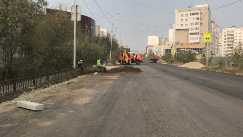На улице Петровского в Якутске демонтируют уложенный не по нормативам асфальт