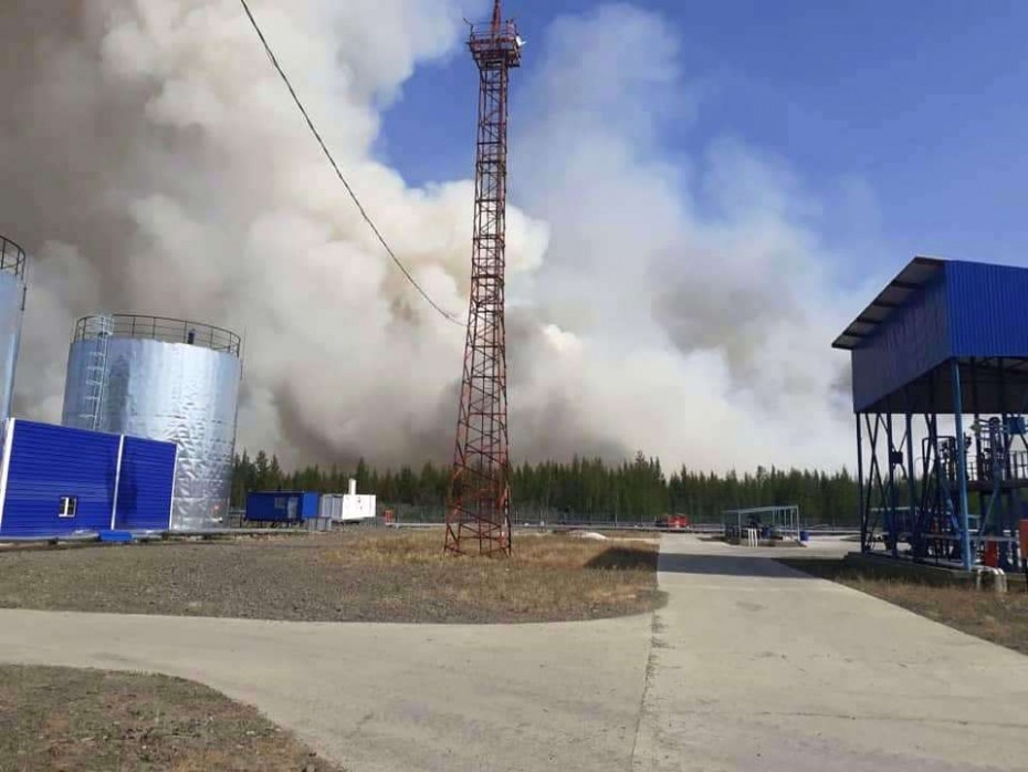 ГоскомОБЖ Якутии: Сейчас огонь не представляет угрозы для нефтебазы села Хонуу